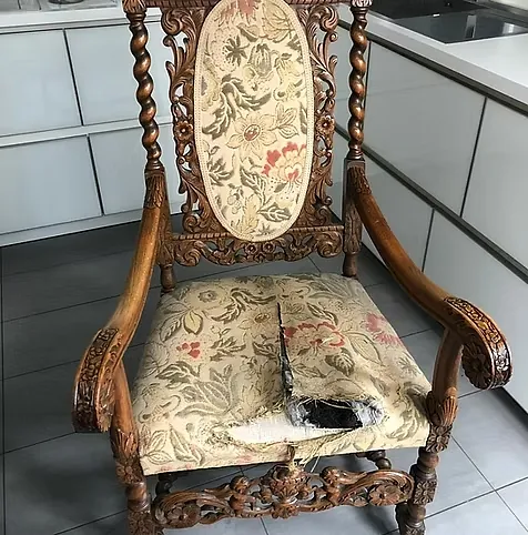 Alter beschädigter Vintage Stuhl 