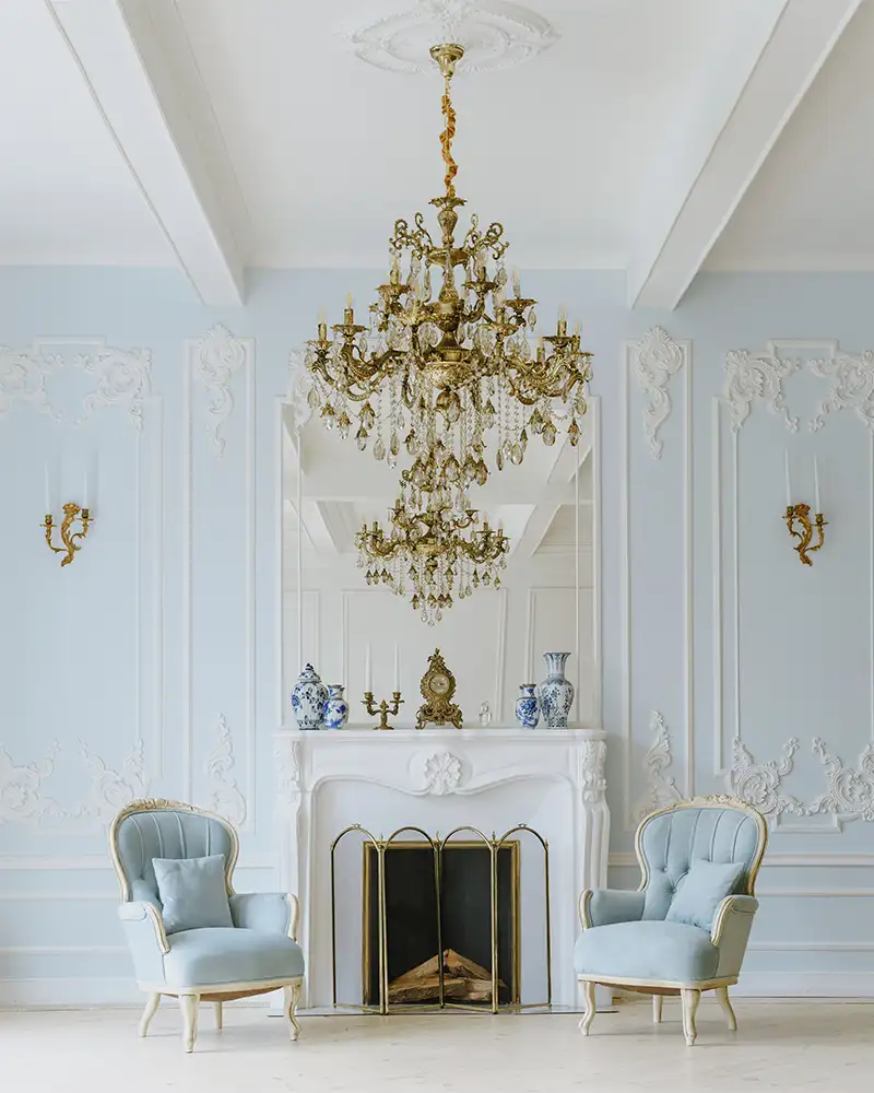 2 Biedermeier Stühle in einem Wohnraum mit eleganter edler Einrichtung