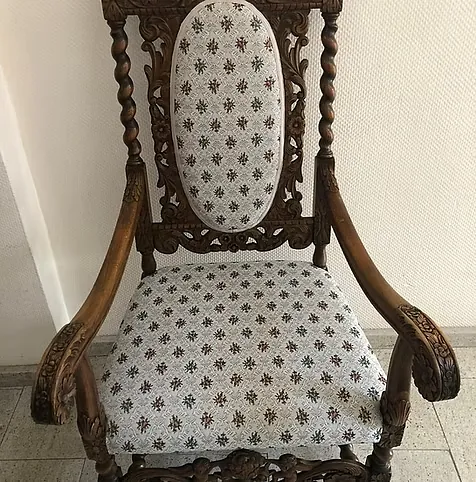 Nachherbild des Vintagestuhls neu bezogen